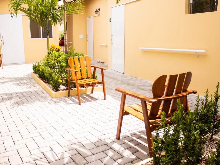 Área externa com bancos e jardim