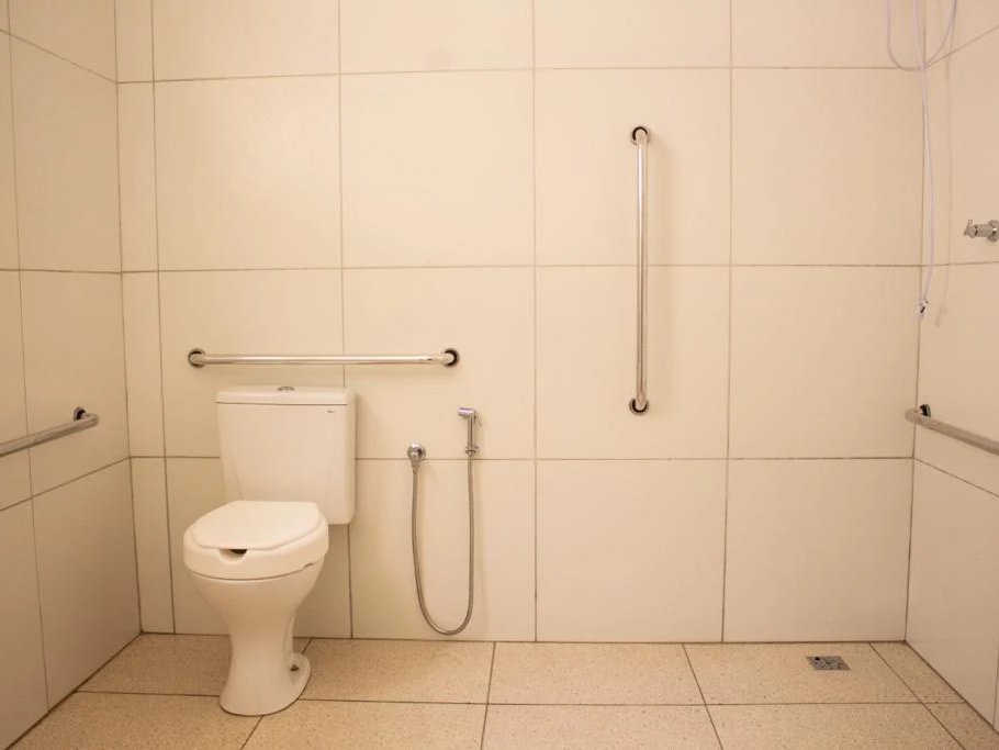 Banheiro adaptado com barras de apoio