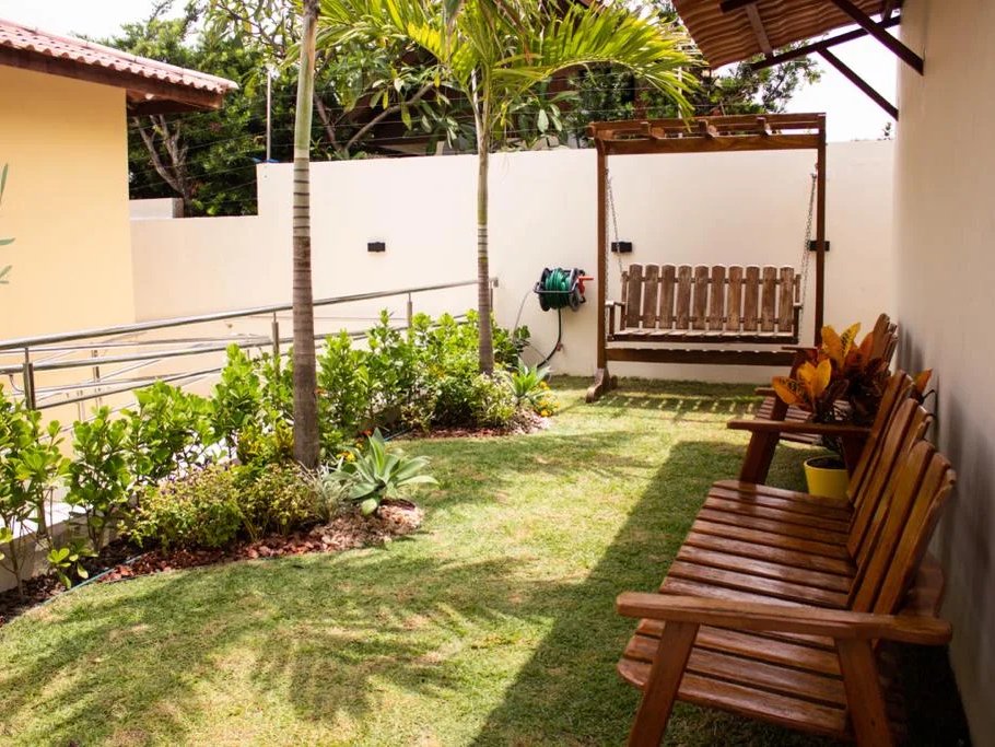 Jardim com balanço e área verde