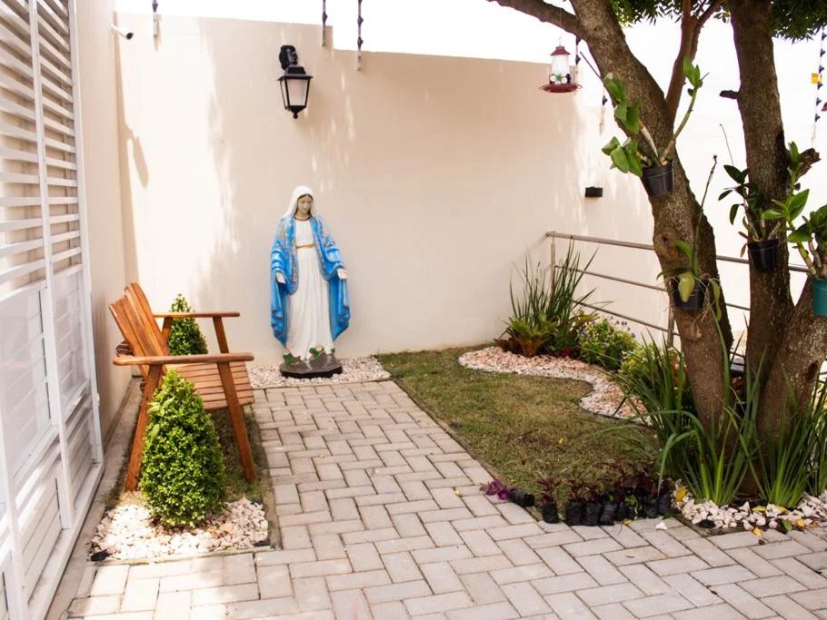 Jardim com imagem de Nossa Senhora