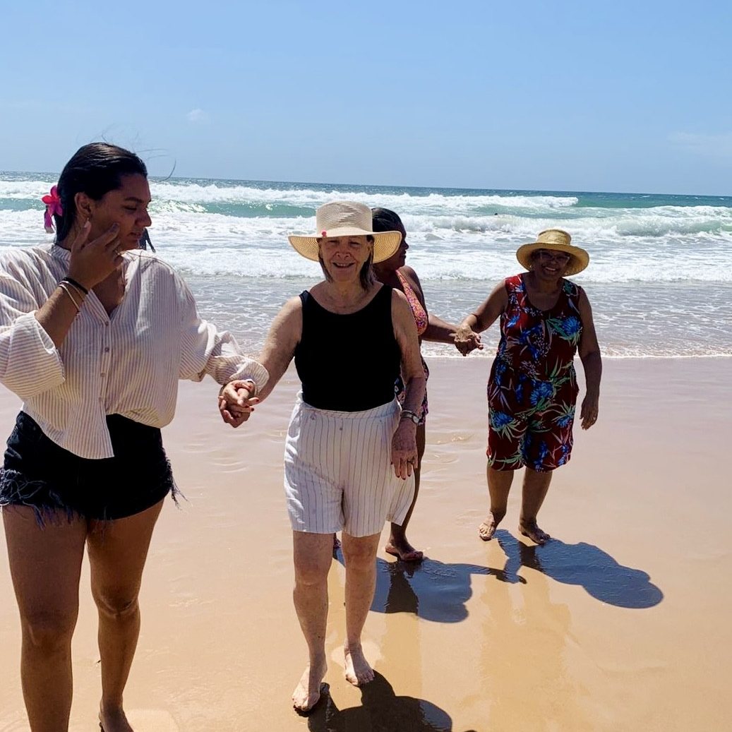 Manhã na praia, de mãos dadas